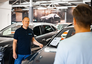 werknemer onder auto